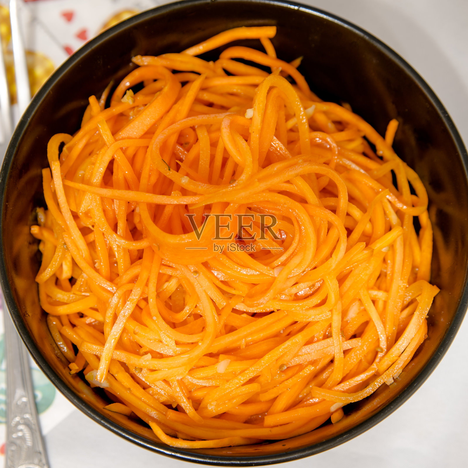 亚洲风味的辣胡萝卜沙拉,胡萝卜加胡萝卜照片摄影图片