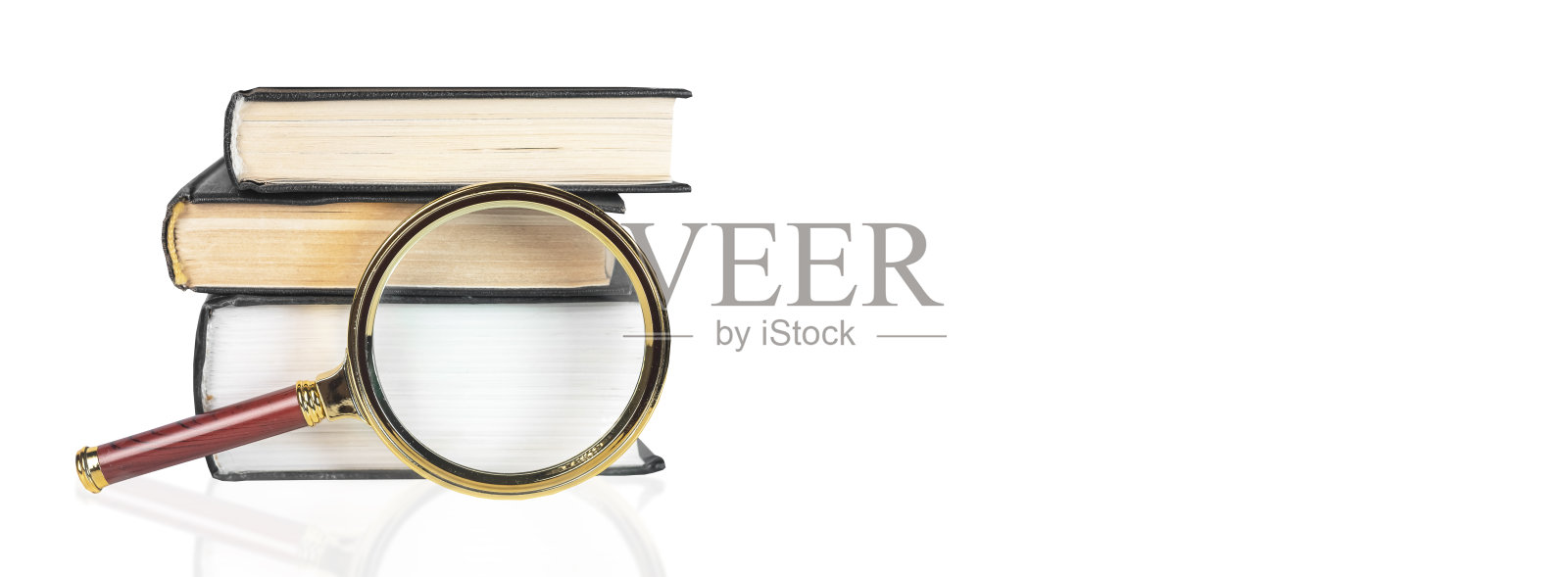 放大镜在打开的纸书。知识的概念,研究和学习。带有文本复制空间的横幅照片摄影图片