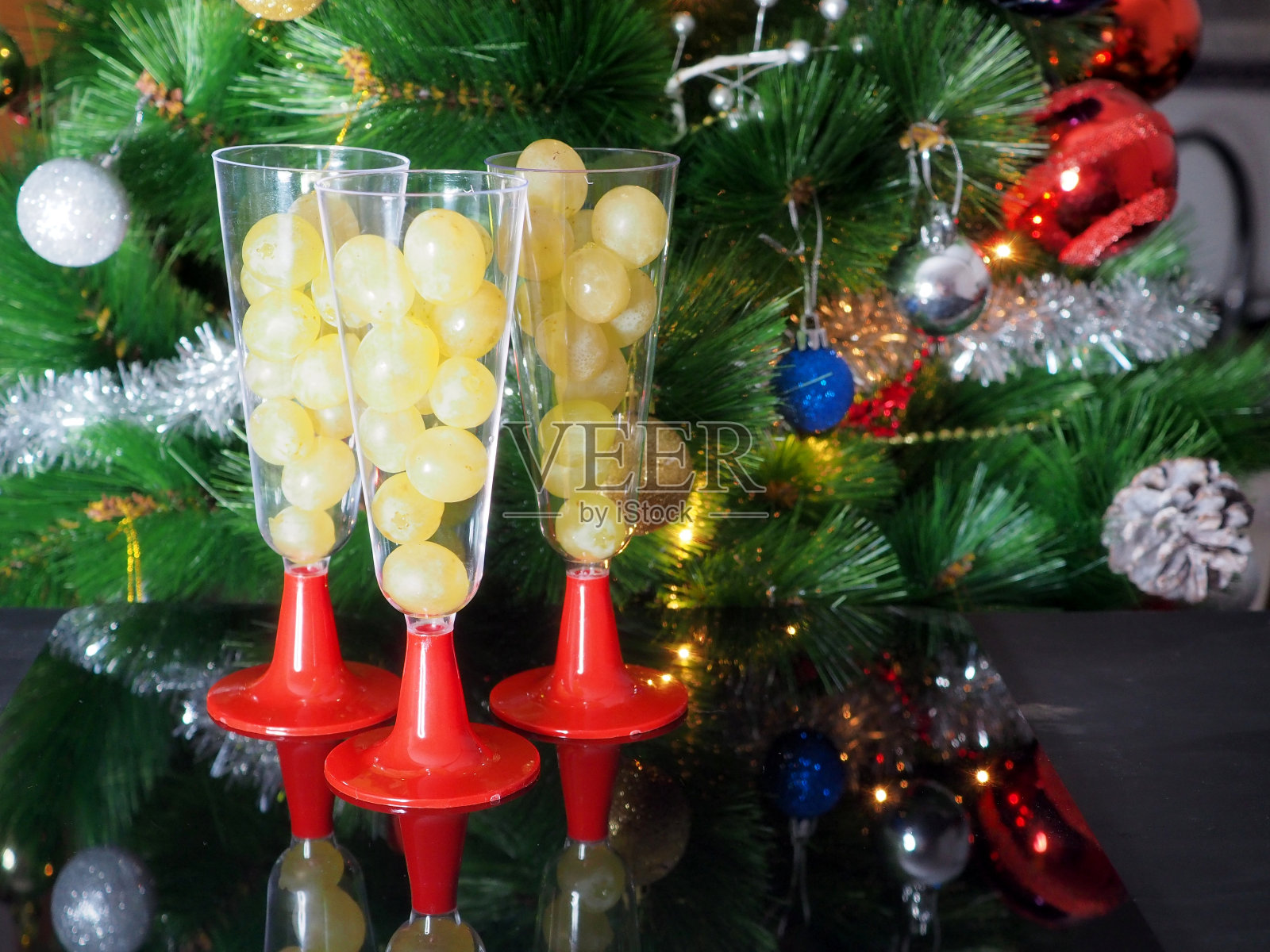 十二颗幸运葡萄配上一杯葡萄酒照片摄影图片