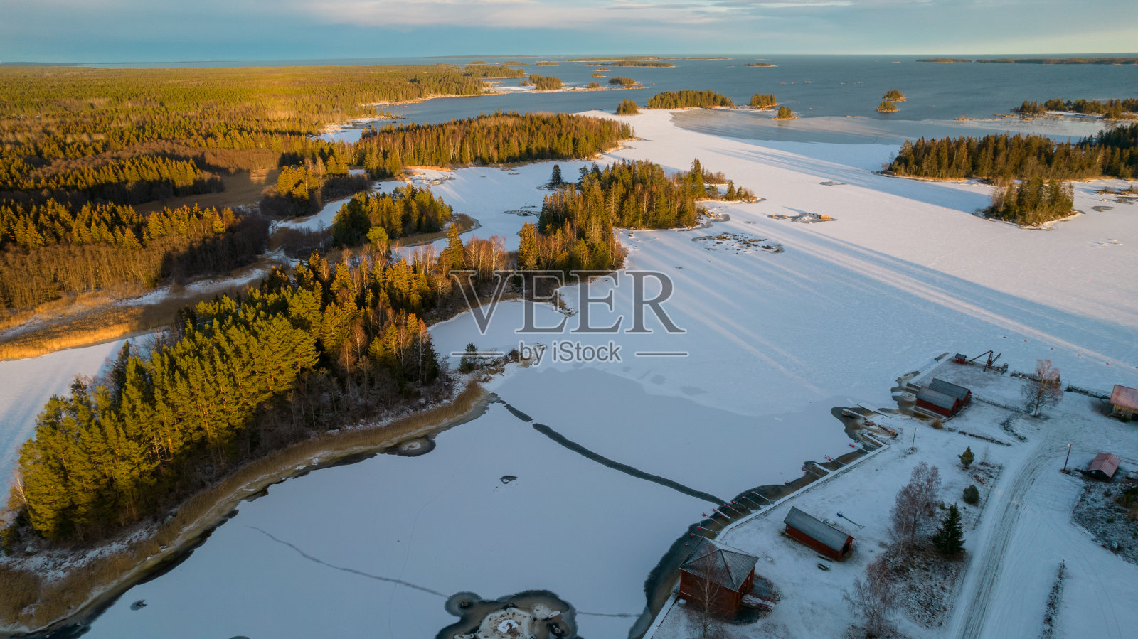 鸟瞰波罗的海海岸上有岛屿和森林的瑞典小村庄。无人机摄影-冬天在瑞典埃克斯马尔伯克的Gavleborg县照片摄影图片