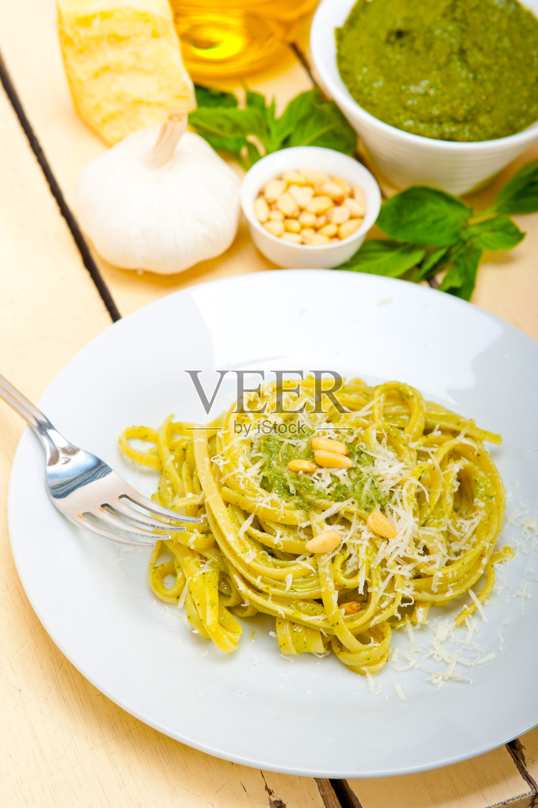 意大利传统罗勒香蒜酱意大利面配料照片摄影图片