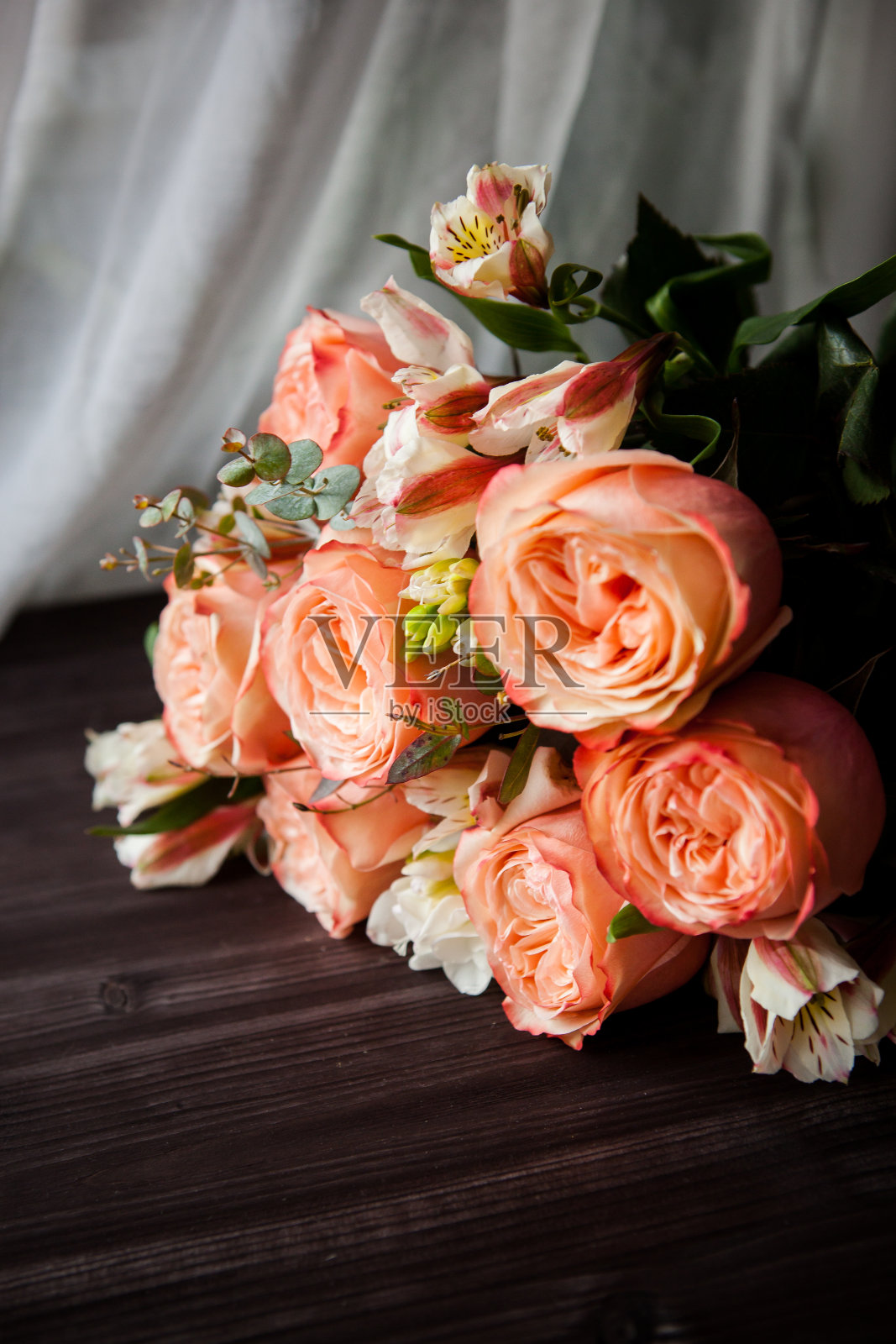 珊瑚色的牡丹玫瑰花束与白色小苍兰照片摄影图片