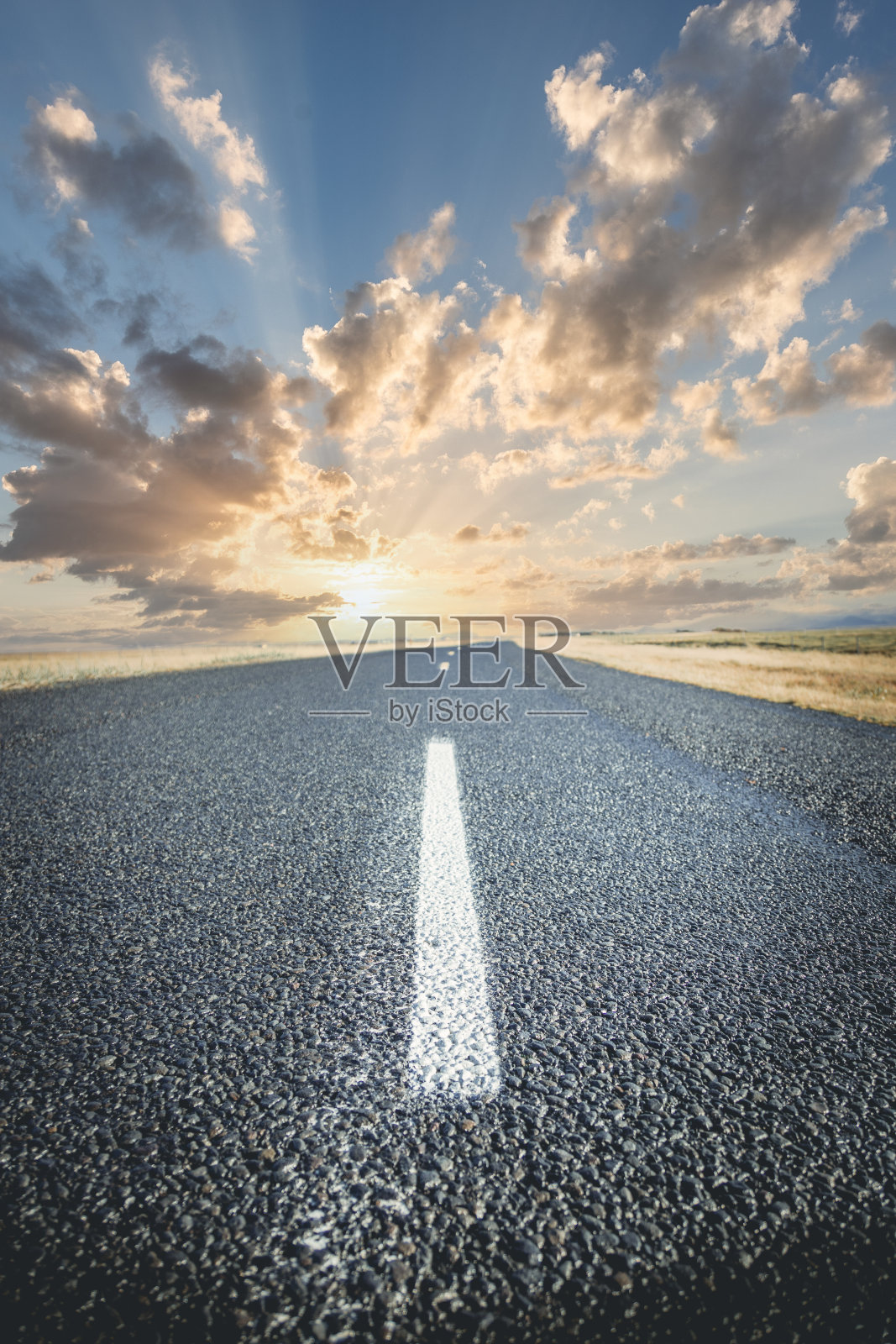 一条黑色的街,一条彩色的街照片摄影图片