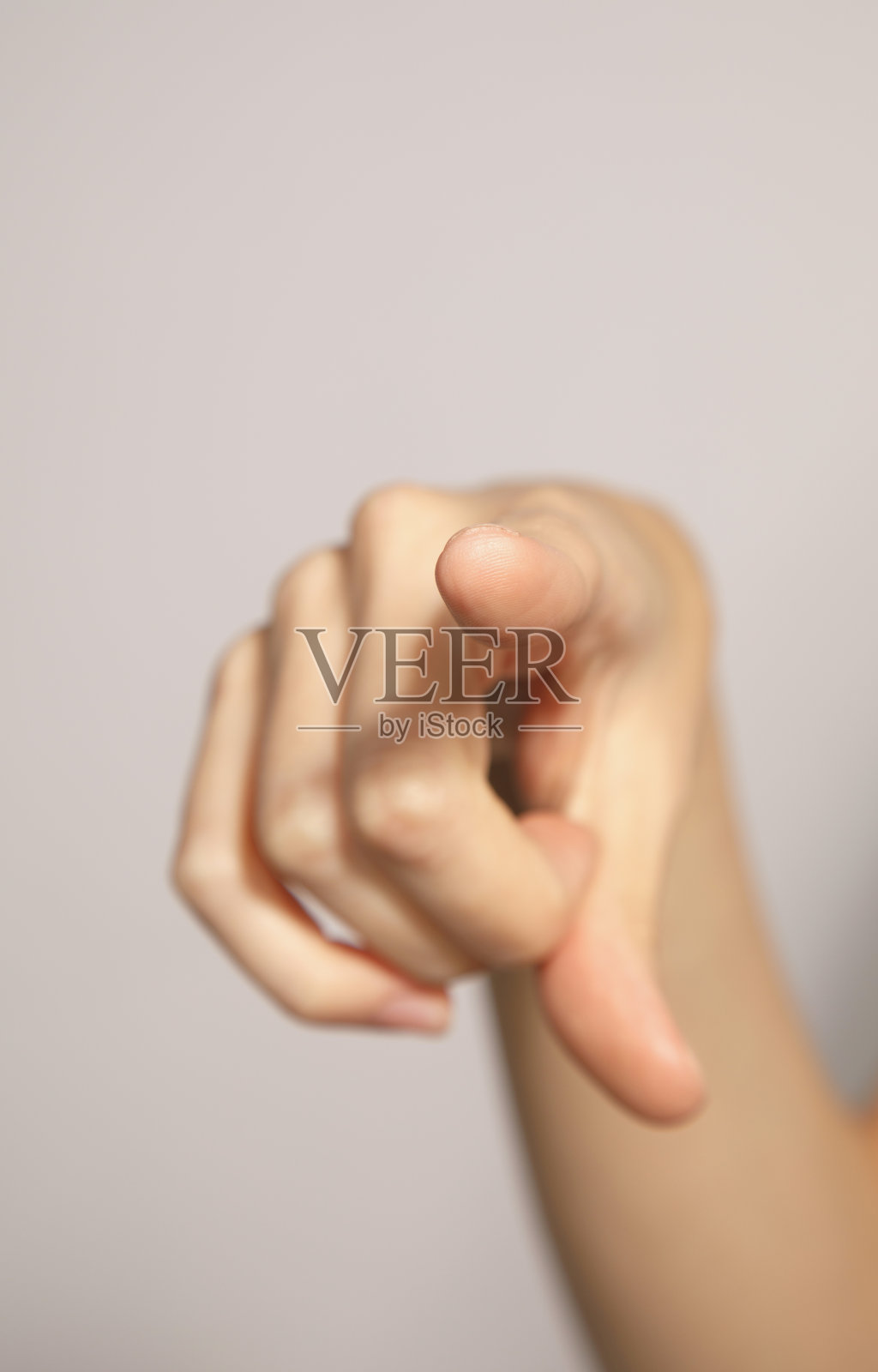 食指指着镜头照片摄影图片