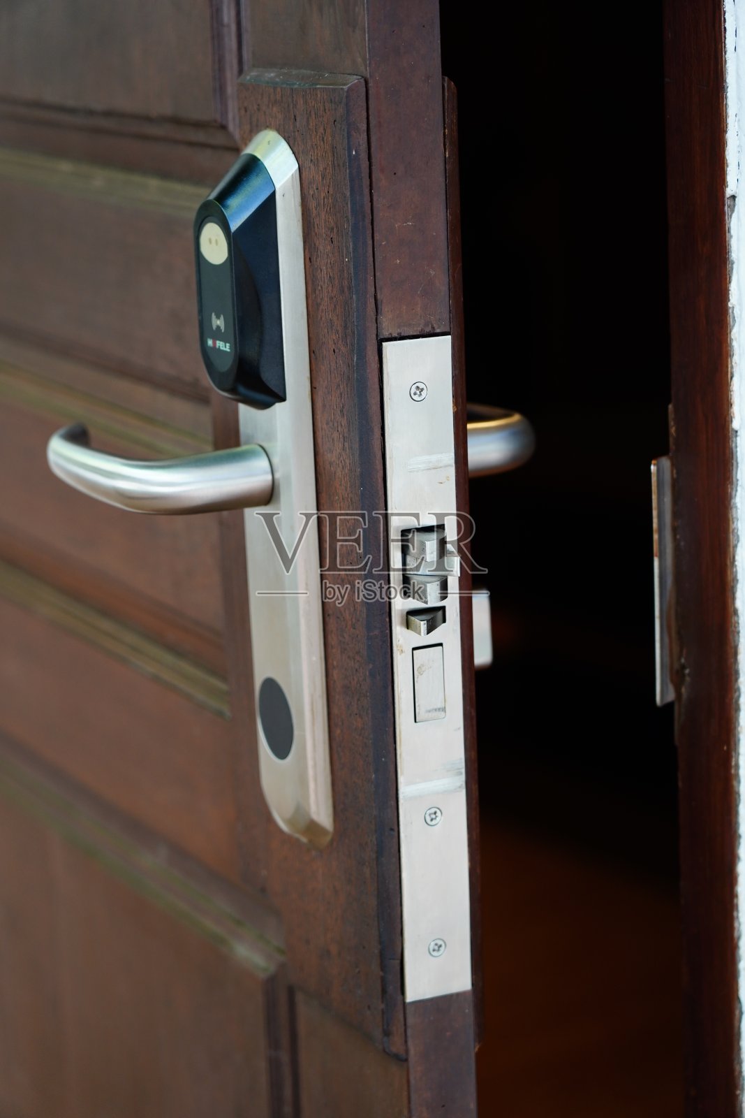 数字门锁安装在木门上照片摄影图片