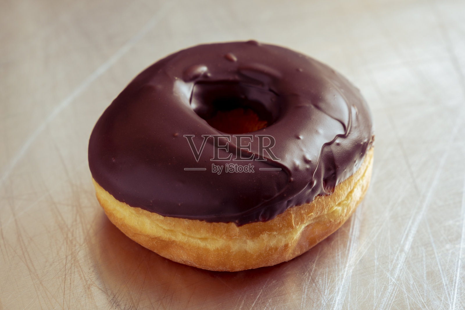 纯巧克力圆甜甜圈照片摄影图片