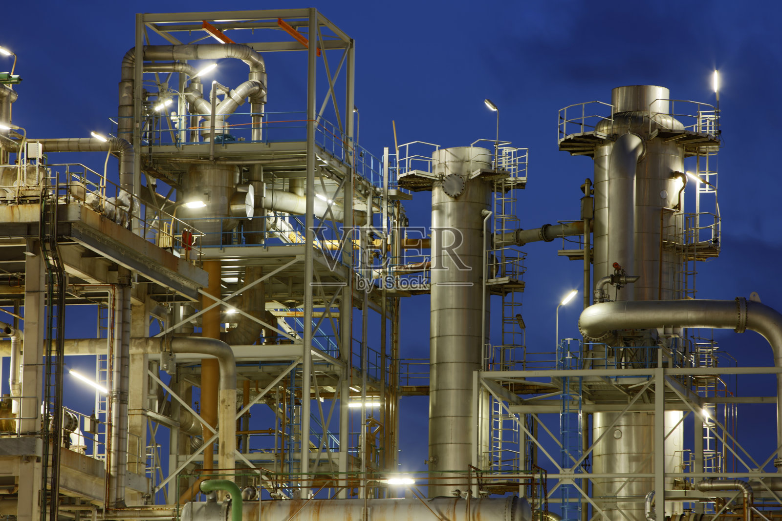 现代石化工厂在黄昏照明照片摄影图片