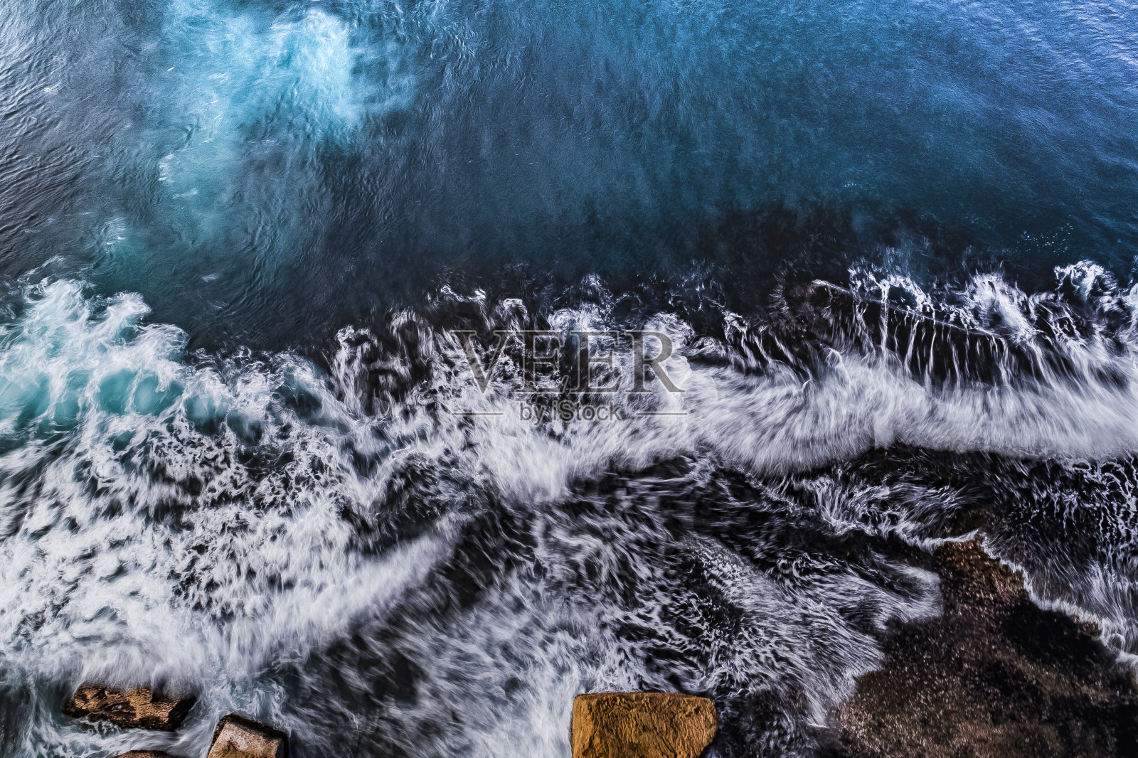 长曝光无人机拍摄的雪莉岬波照片摄影图片