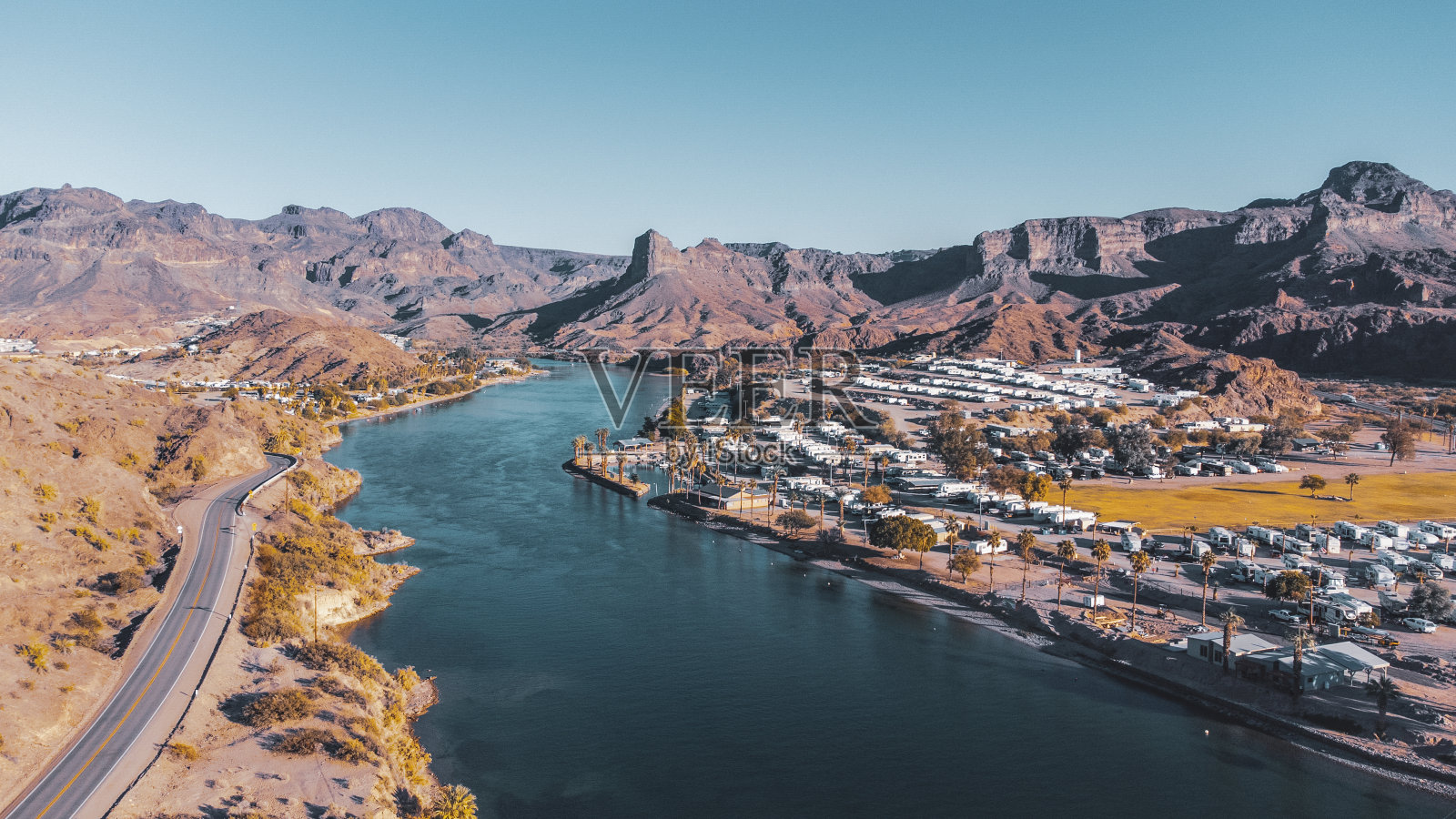 科罗拉多河位于亚利桑那州和加利福尼亚州交界处照片摄影图片