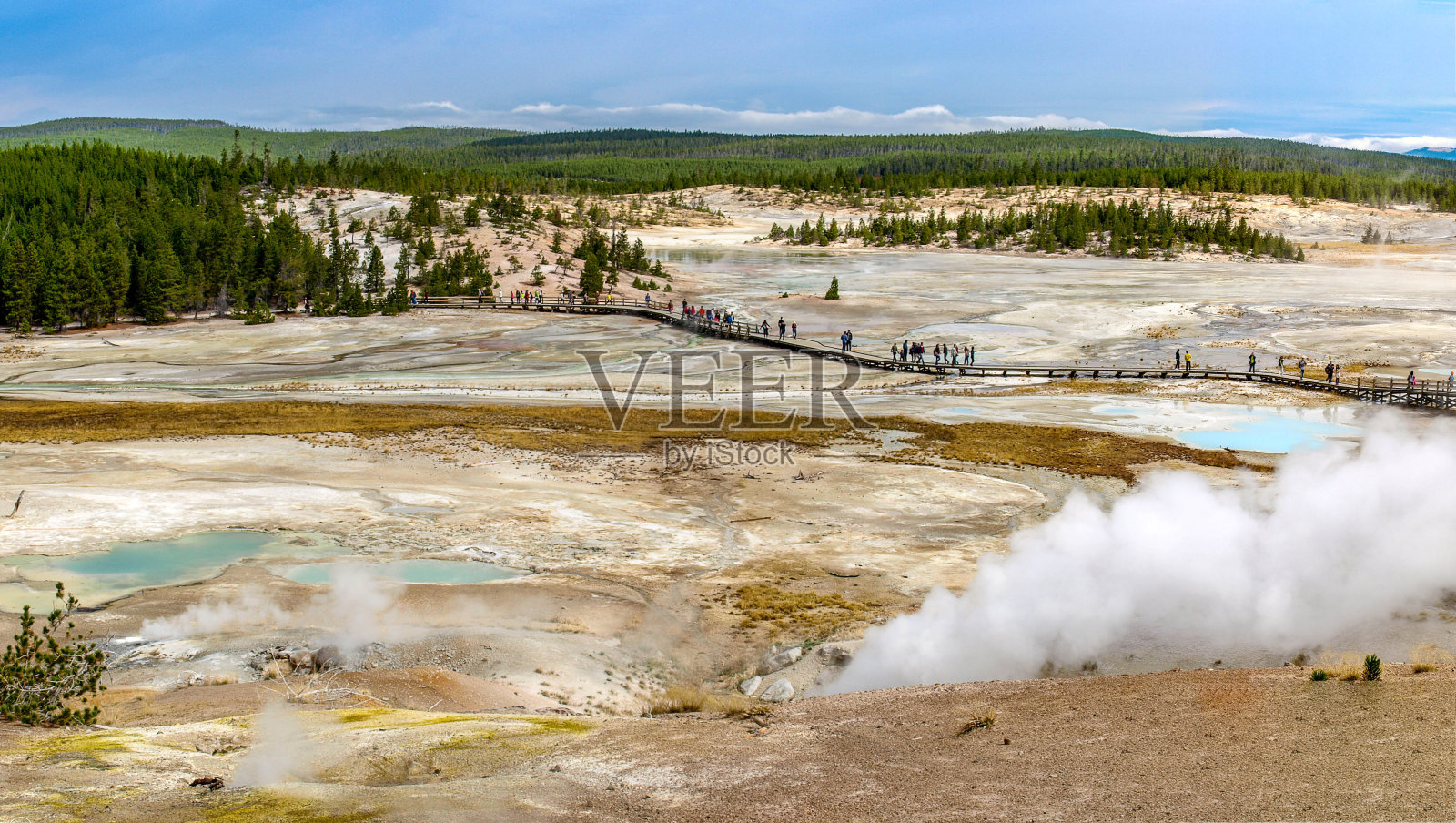 黄石国家公园大型间歇泉场的全景,WY,美国照片摄影图片
