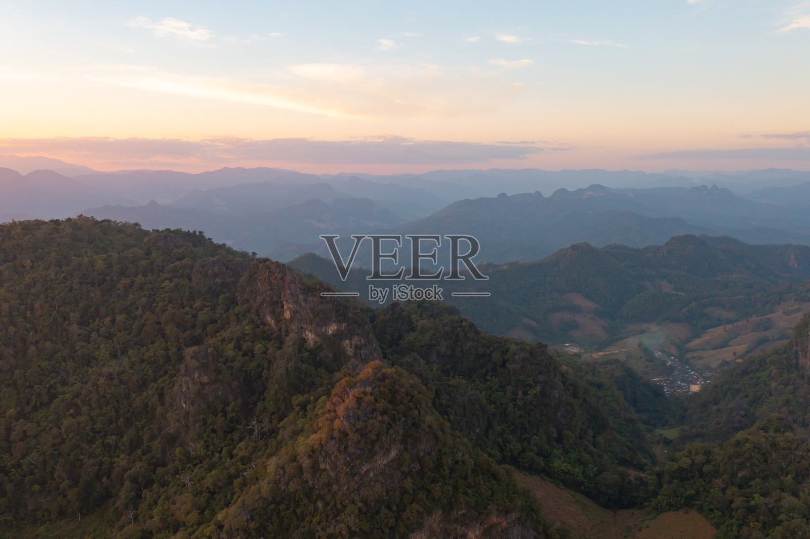 鸟瞰森林树木和绿色的山丘。自然景观背景,泰国。照片摄影图片