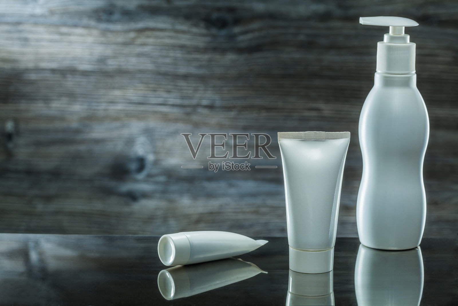 试管和喷雾器护肤项目在黑暗的背景照片摄影图片