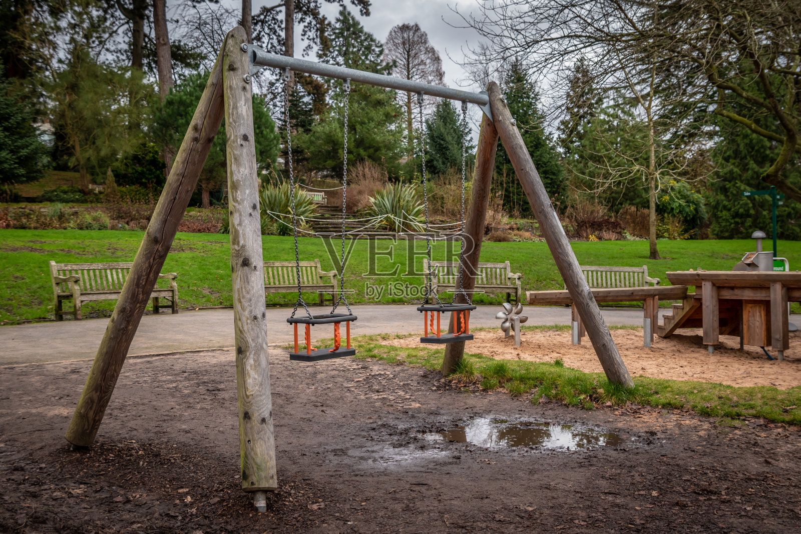 孩子在操场上的秋千照片摄影图片