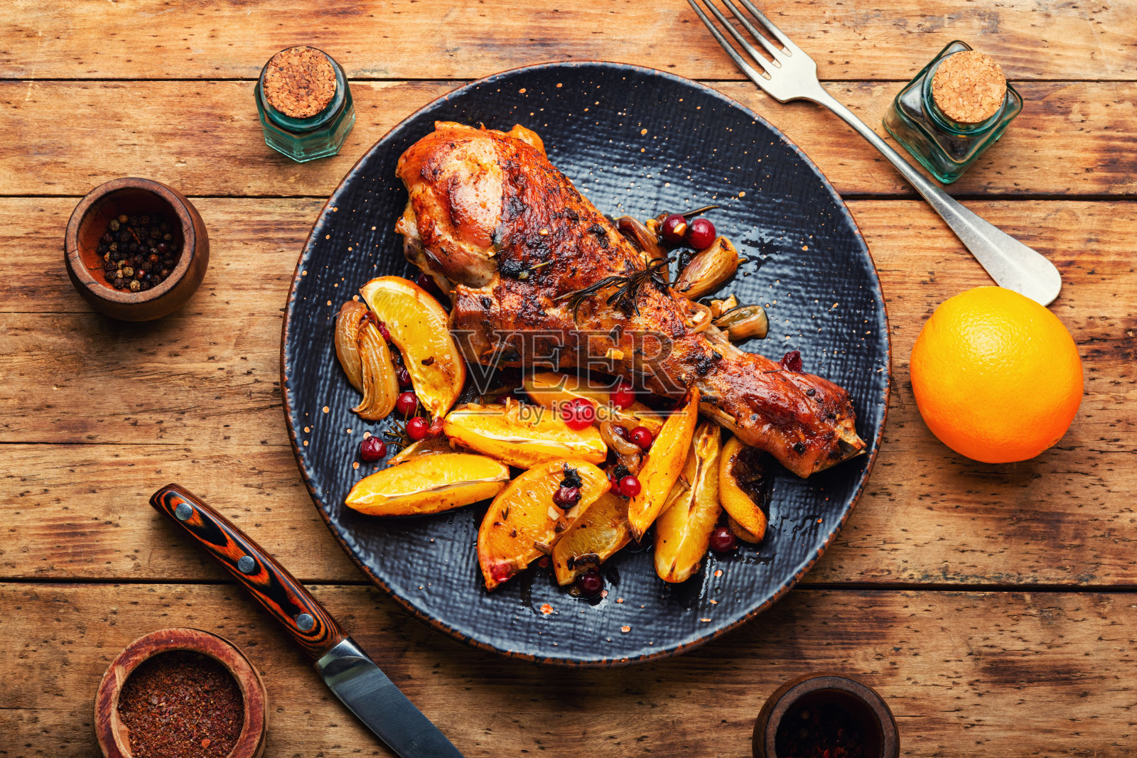 烤火鸡肉配柑橘类水果照片摄影图片