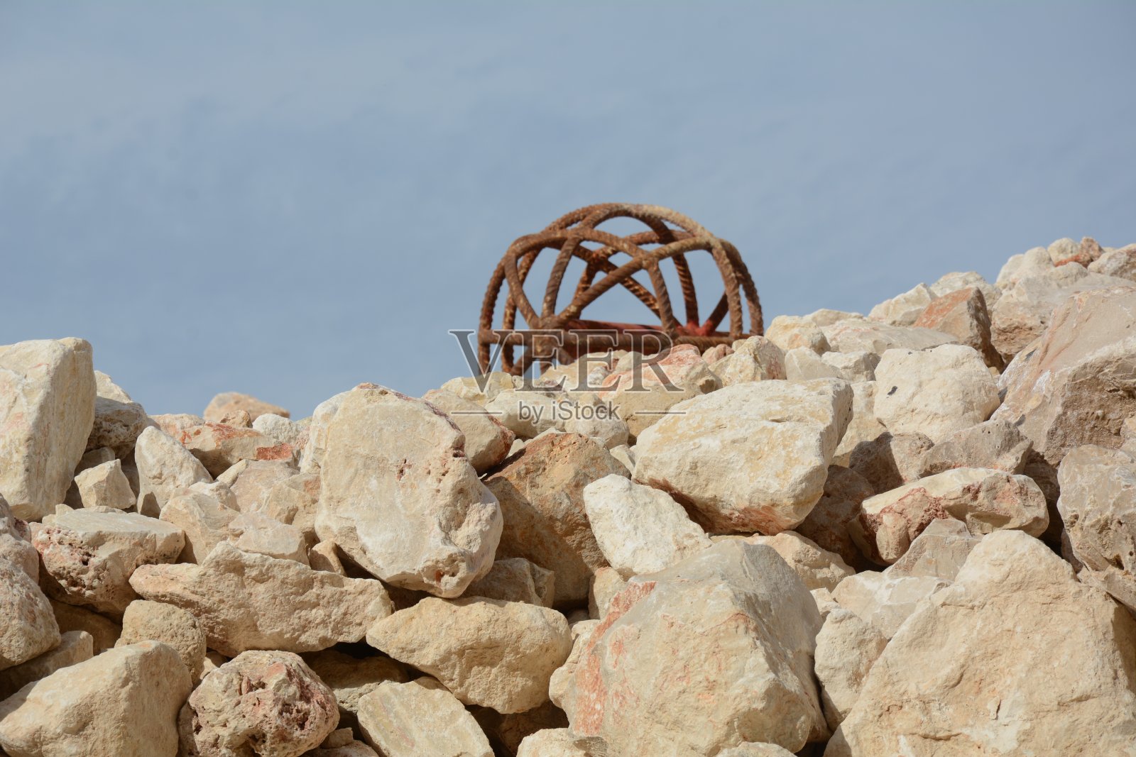 照片:地中海沿岸建筑工地上的一大堆石头,天气平静照片摄影图片