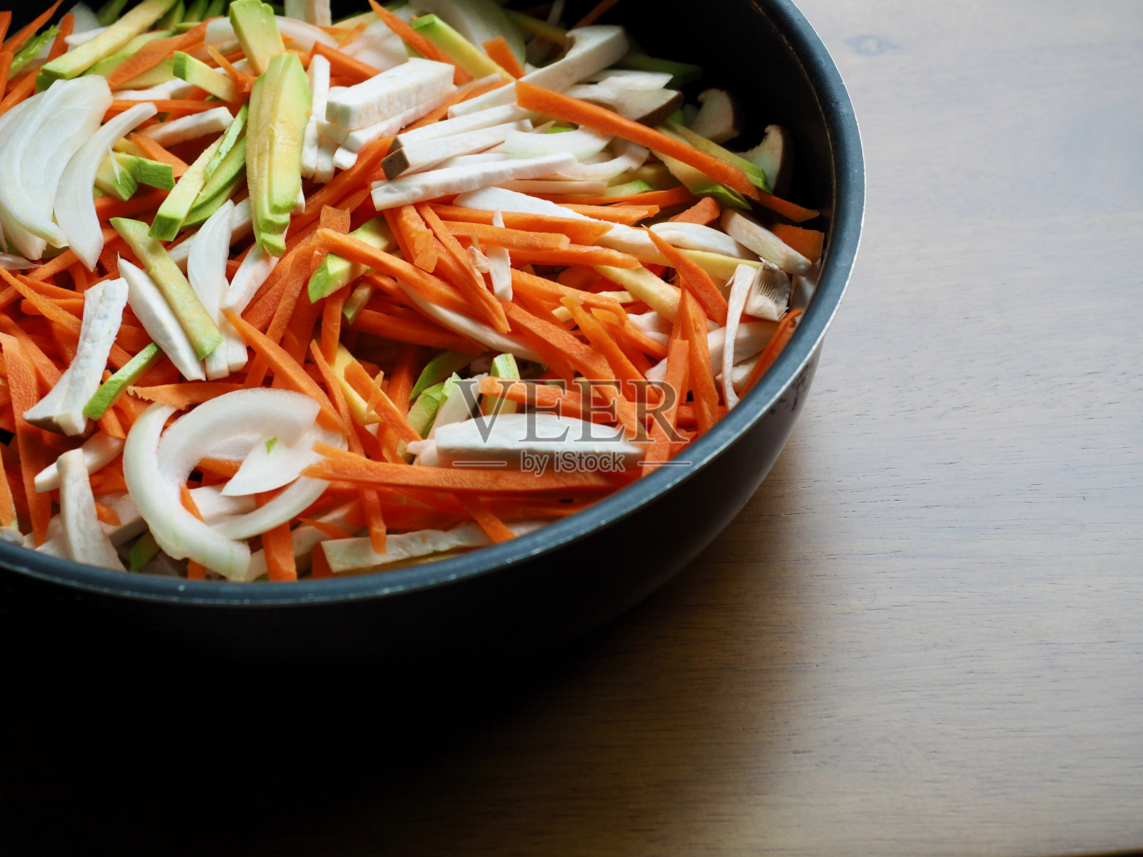 背景切碎的蔬菜,胡萝卜,洋葱,西葫芦和蘑菇照片摄影图片