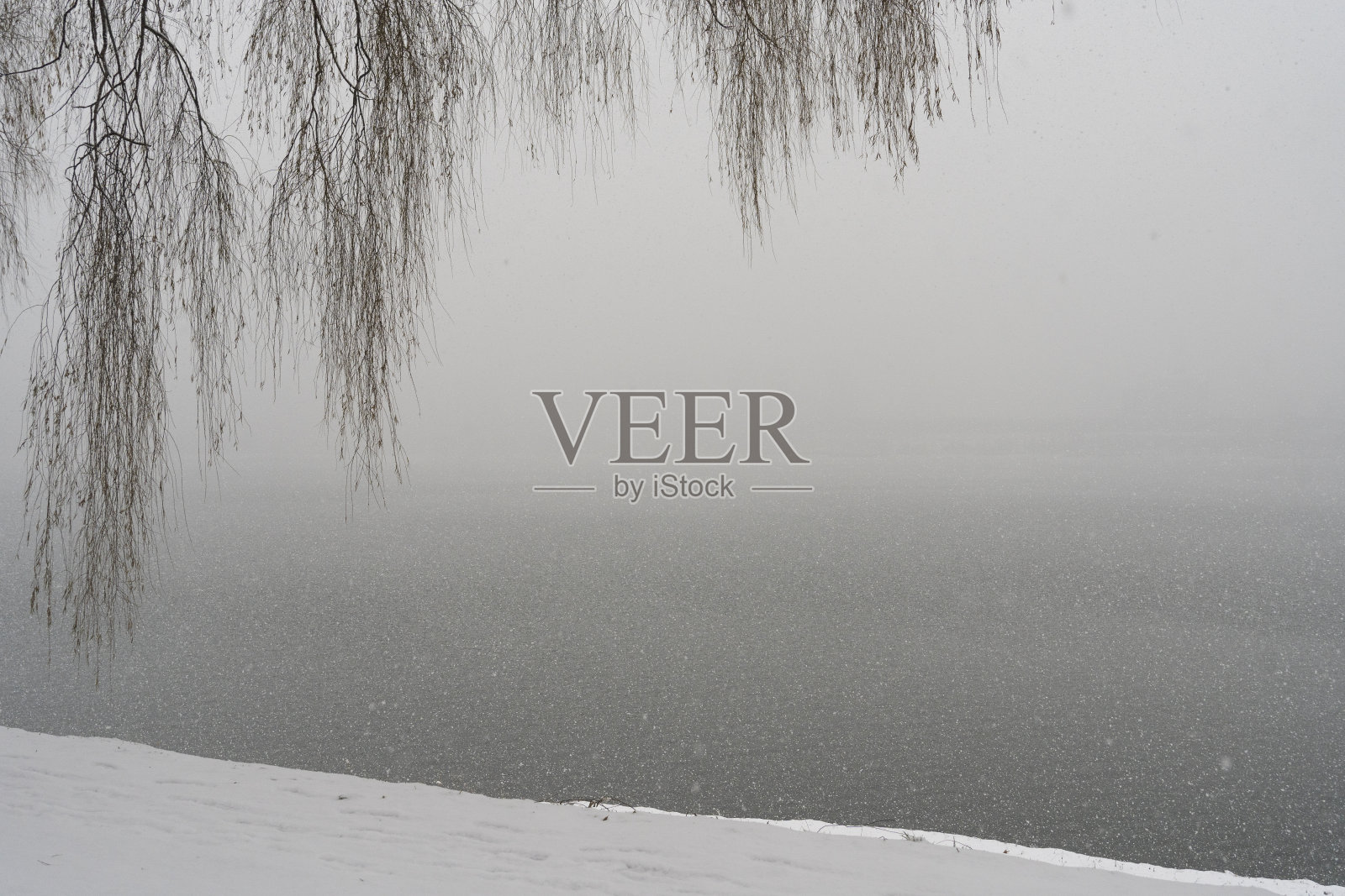 河滨的风景与白色的雪照片摄影图片