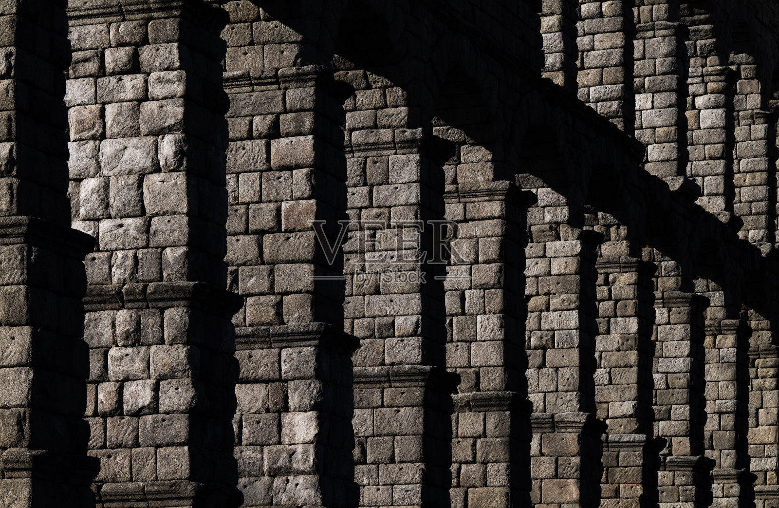 塞戈维亚渡槽的石柱,西班牙塞戈维亚的罗马渡槽。照片摄影图片