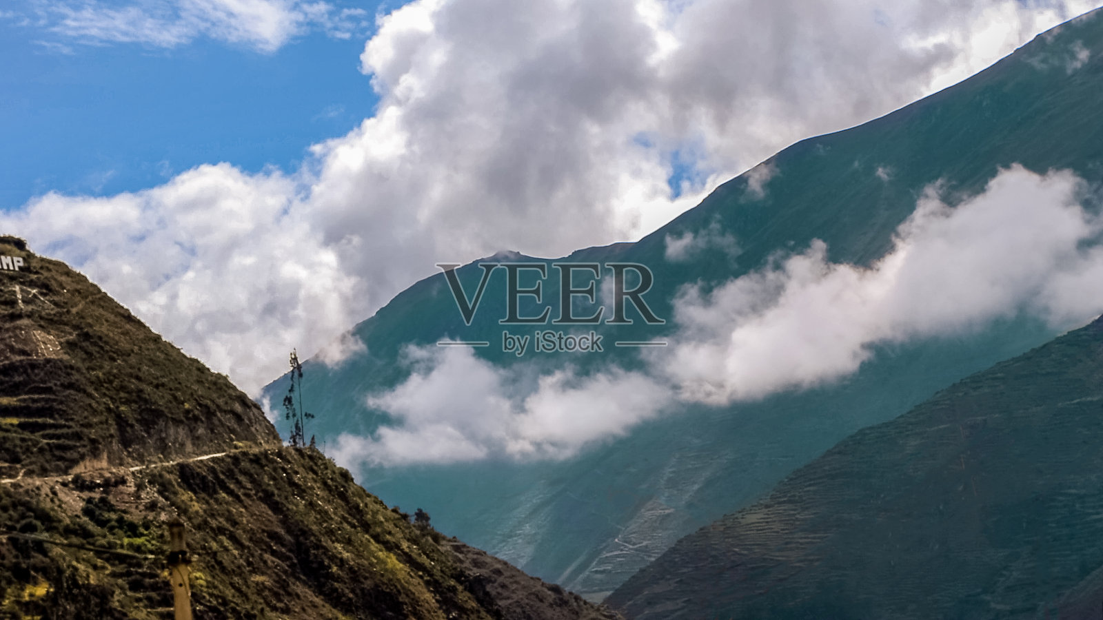 有雾和蓝天的山照片摄影图片