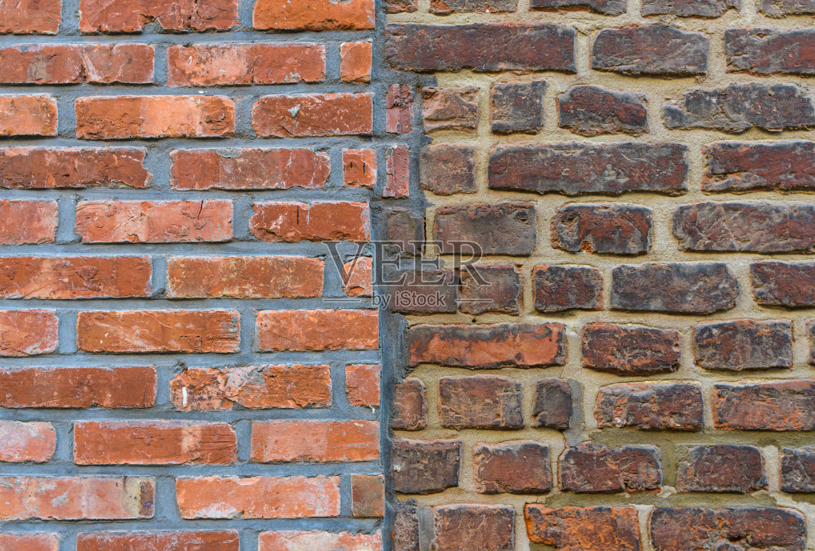 新旧两堵墙的连接。在施工过程中,两种砖的纹理连接在一起照片摄影图片