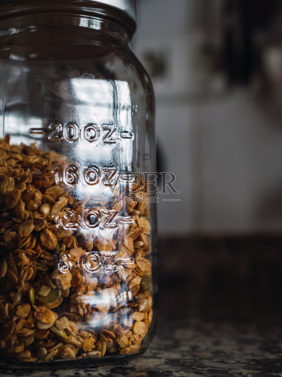 自制燕麦片装在玻璃罐里,留出复印空间照片摄影图片