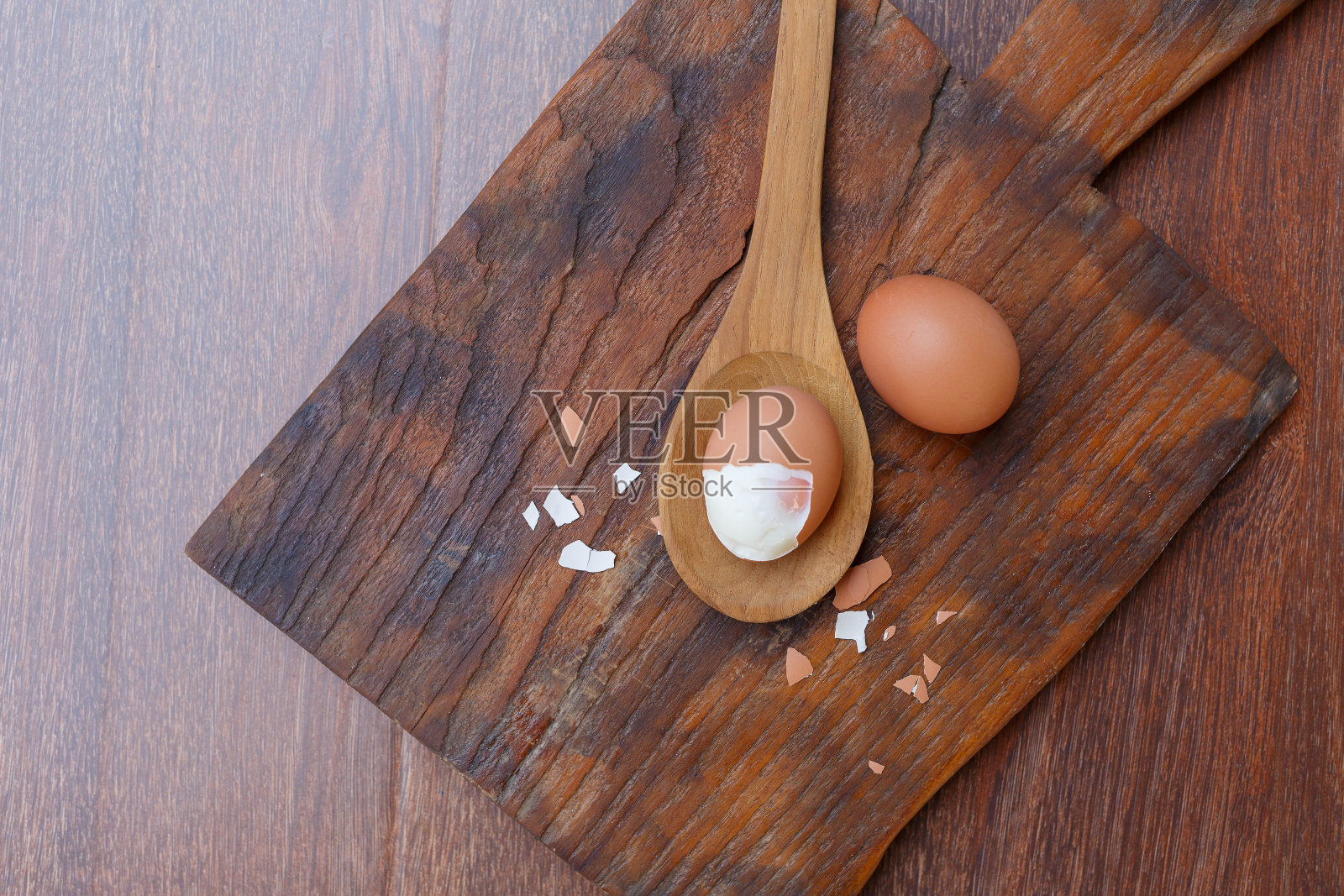 用木勺煮去壳的鸡蛋照片摄影图片