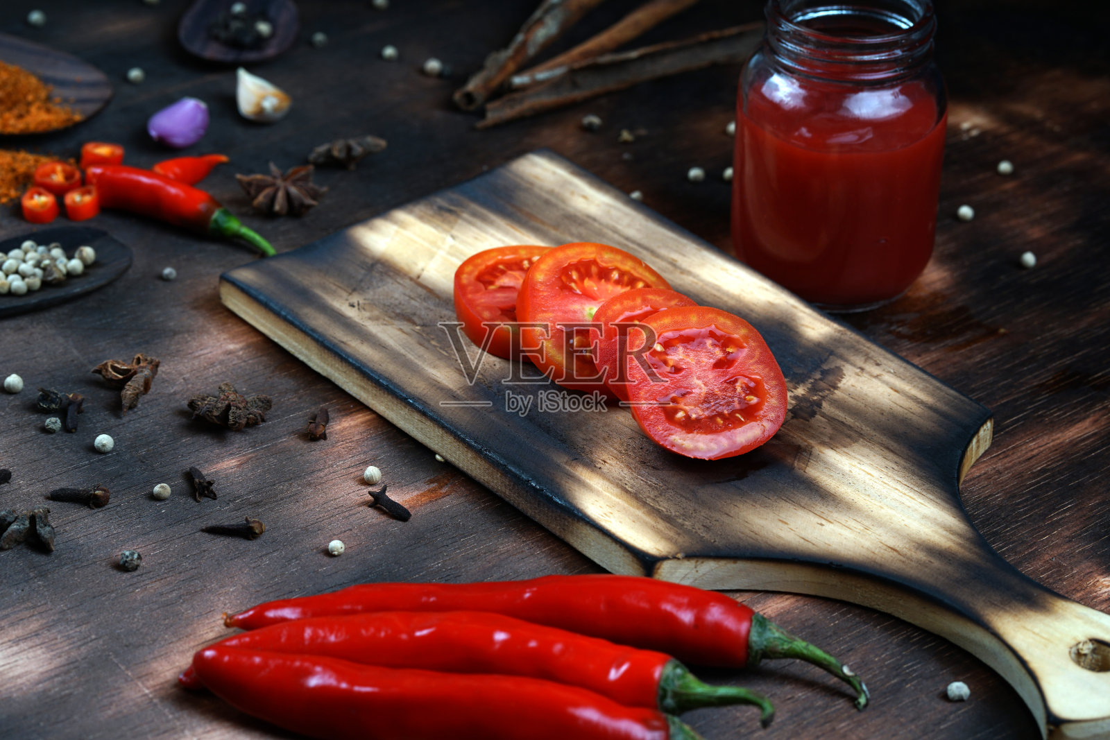 红色的辣椒和番茄,盐,大蒜,迷迭香在深色的木制背景上;烹饪原料;封面食谱;亚洲美食,文字自由空间照片摄影图片