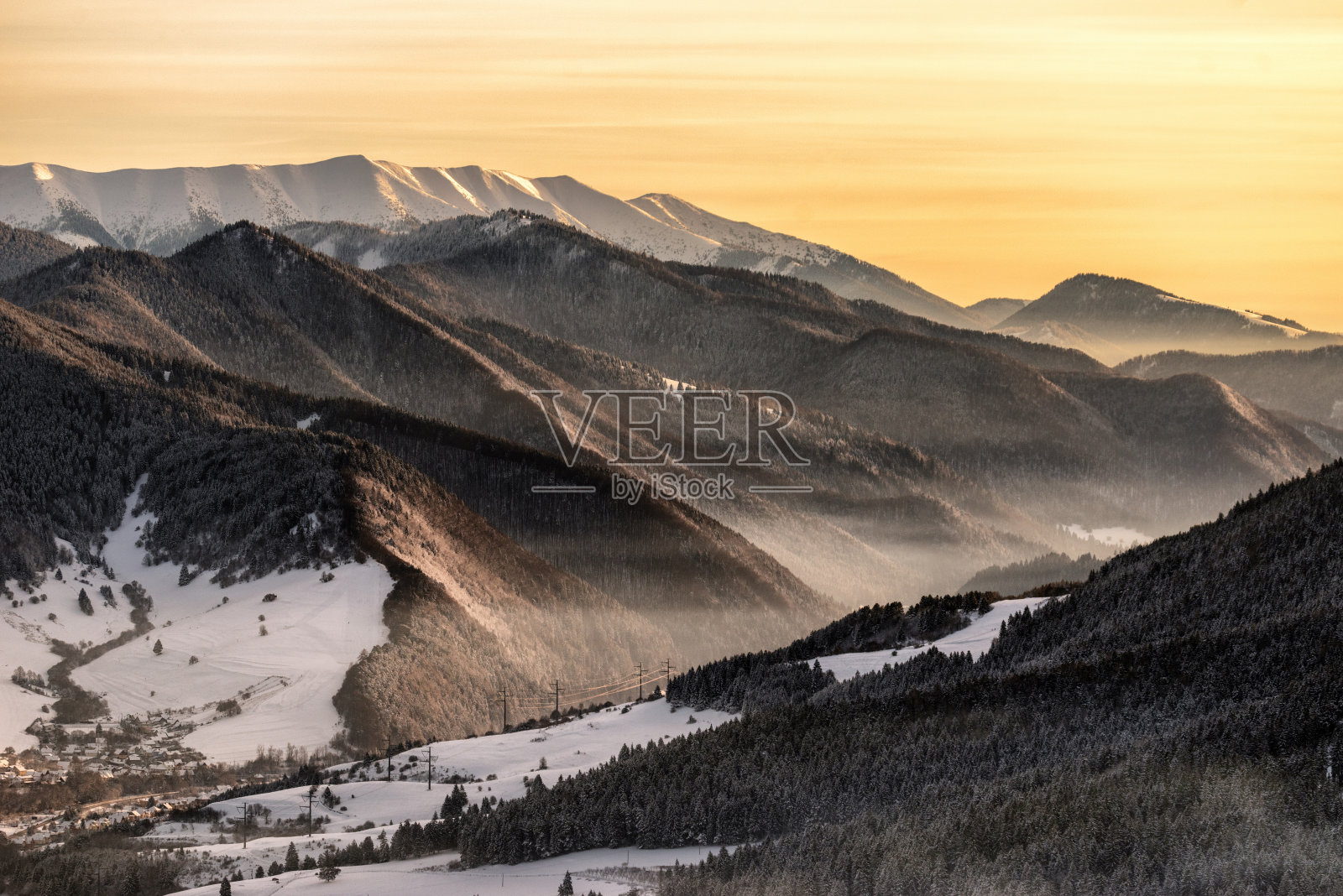 雪山之上的绚丽晚霞:斯洛伐克下塔特拉山脉和比耶利波托克村照片摄影图片