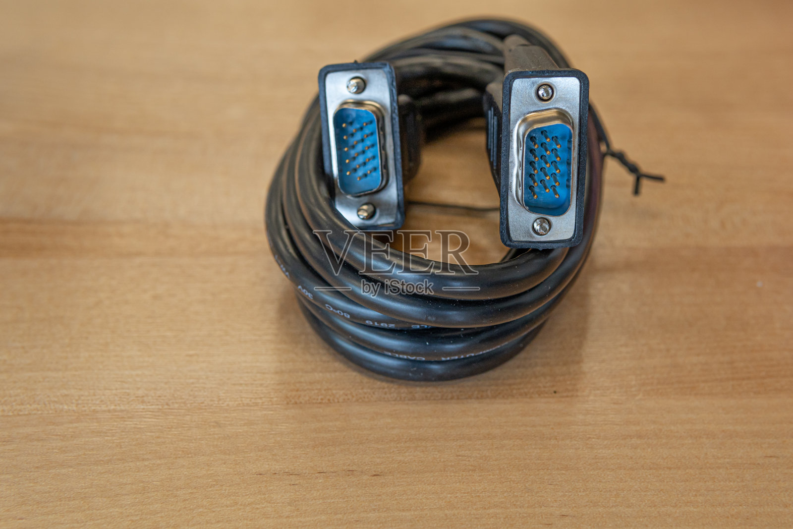 办公室桌上的VGA电缆与连接引脚照片摄影图片