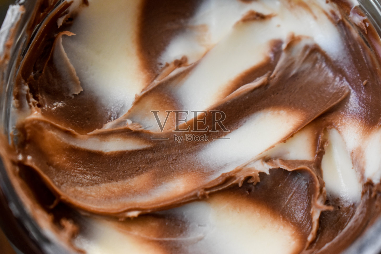 棕色和白色巧克力涂在罐子里照片摄影图片