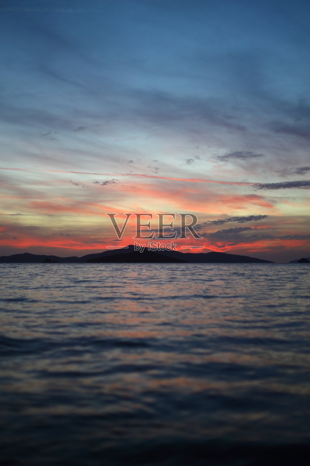 海滩上的日落。Turgutreis海滨小镇和壮观的日落。有选择性的重点。照片摄影图片