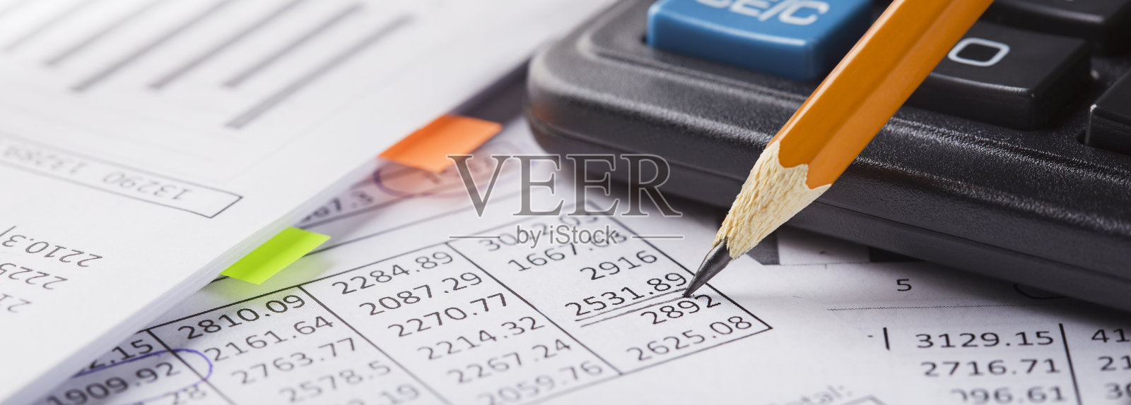 用铅笔记帐,核对财务报表。银行、财务报告、财务审计的概念。照片摄影图片