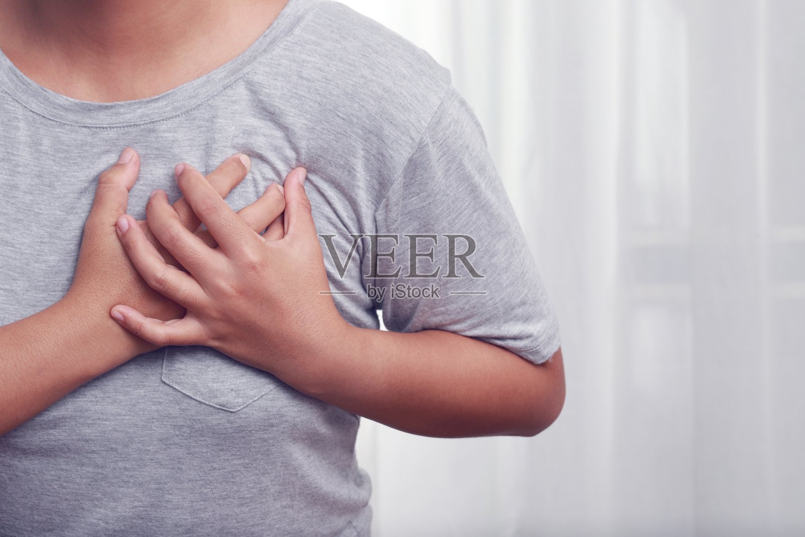 急性胸痛需要立即就医。照片摄影图片