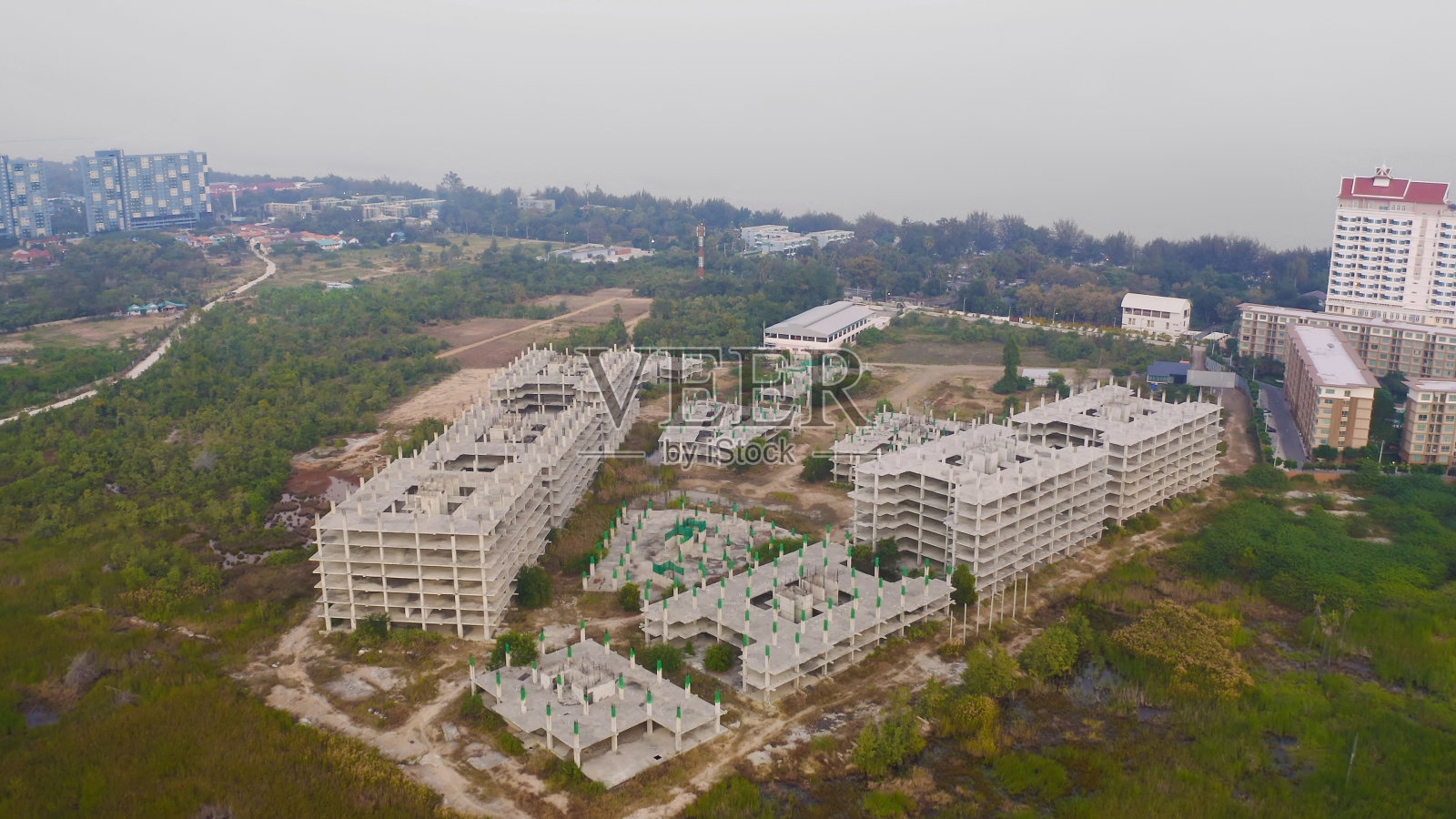 建筑工地中废弃公寓或酒店的鸟瞰图。预制混凝土拍打地板的俯视图。发展建筑的建筑。照片摄影图片