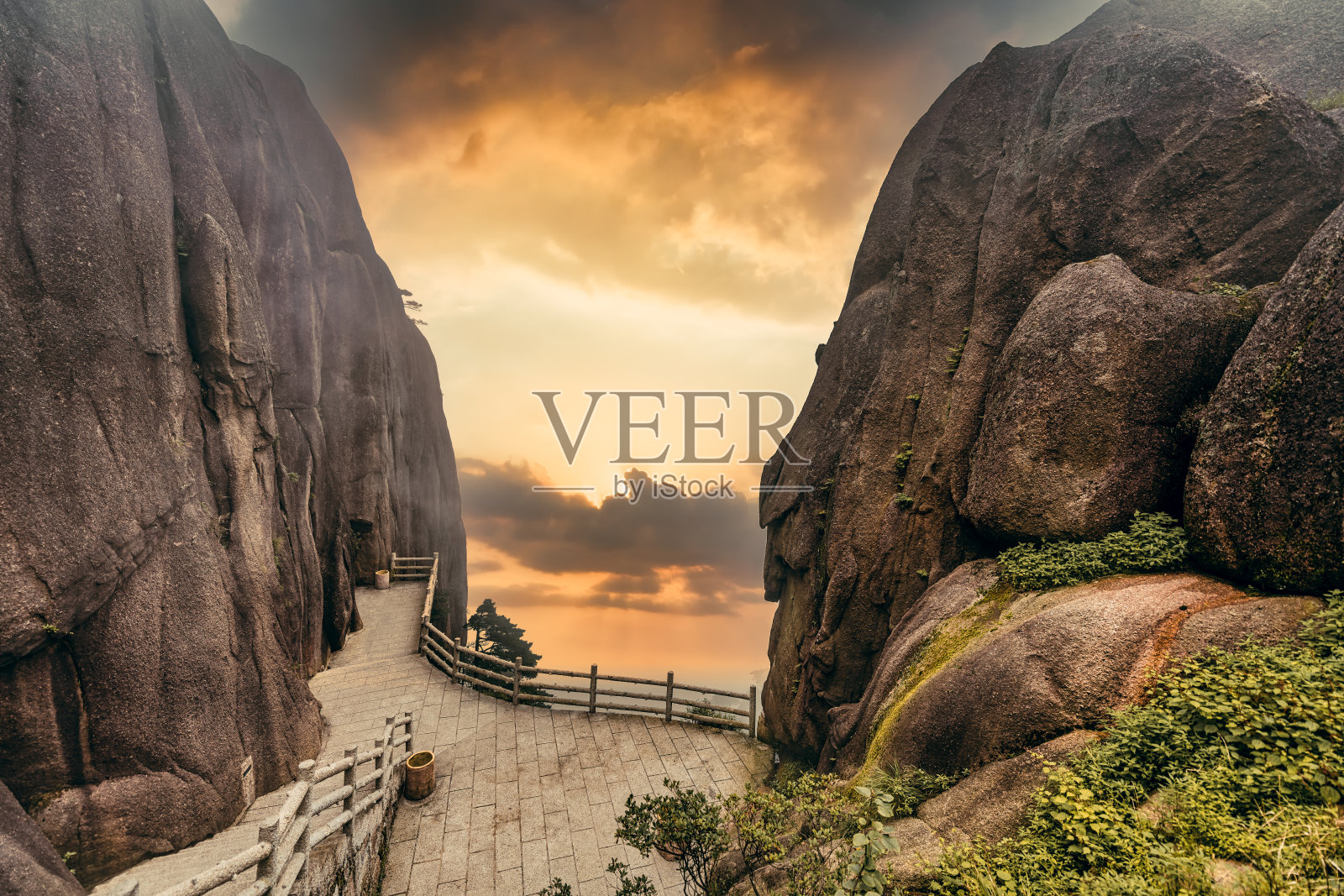 黄山的美丽岩层和燃烧的天空照片摄影图片