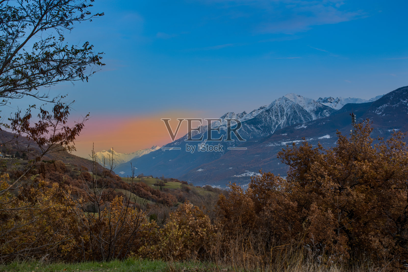 冬季日落时的山景照片摄影图片