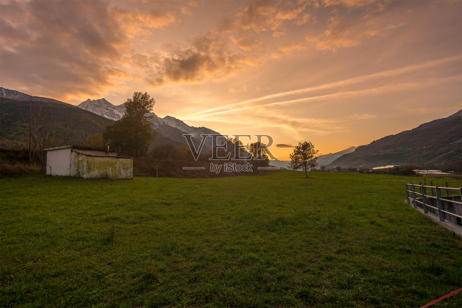 冬季日落时的山景照片摄影图片