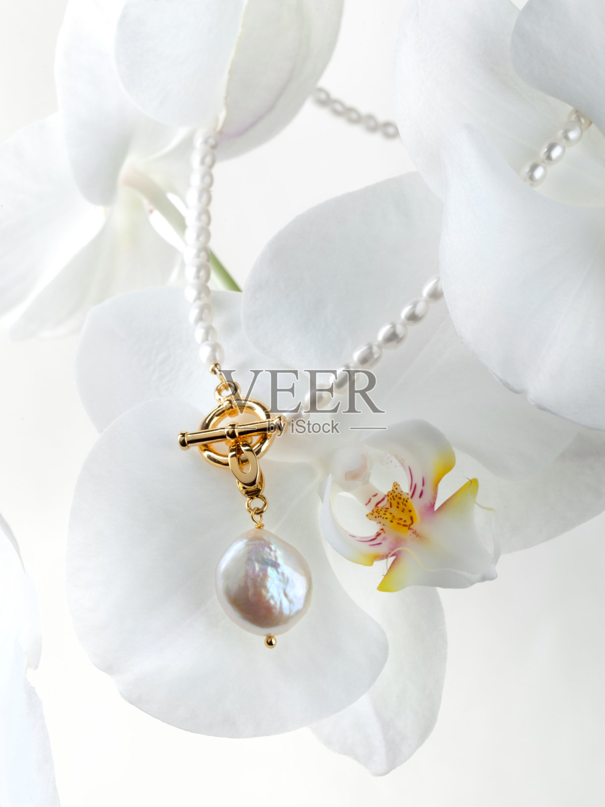 金色巴洛克珍珠吊坠和项链上兰花照片摄影图片