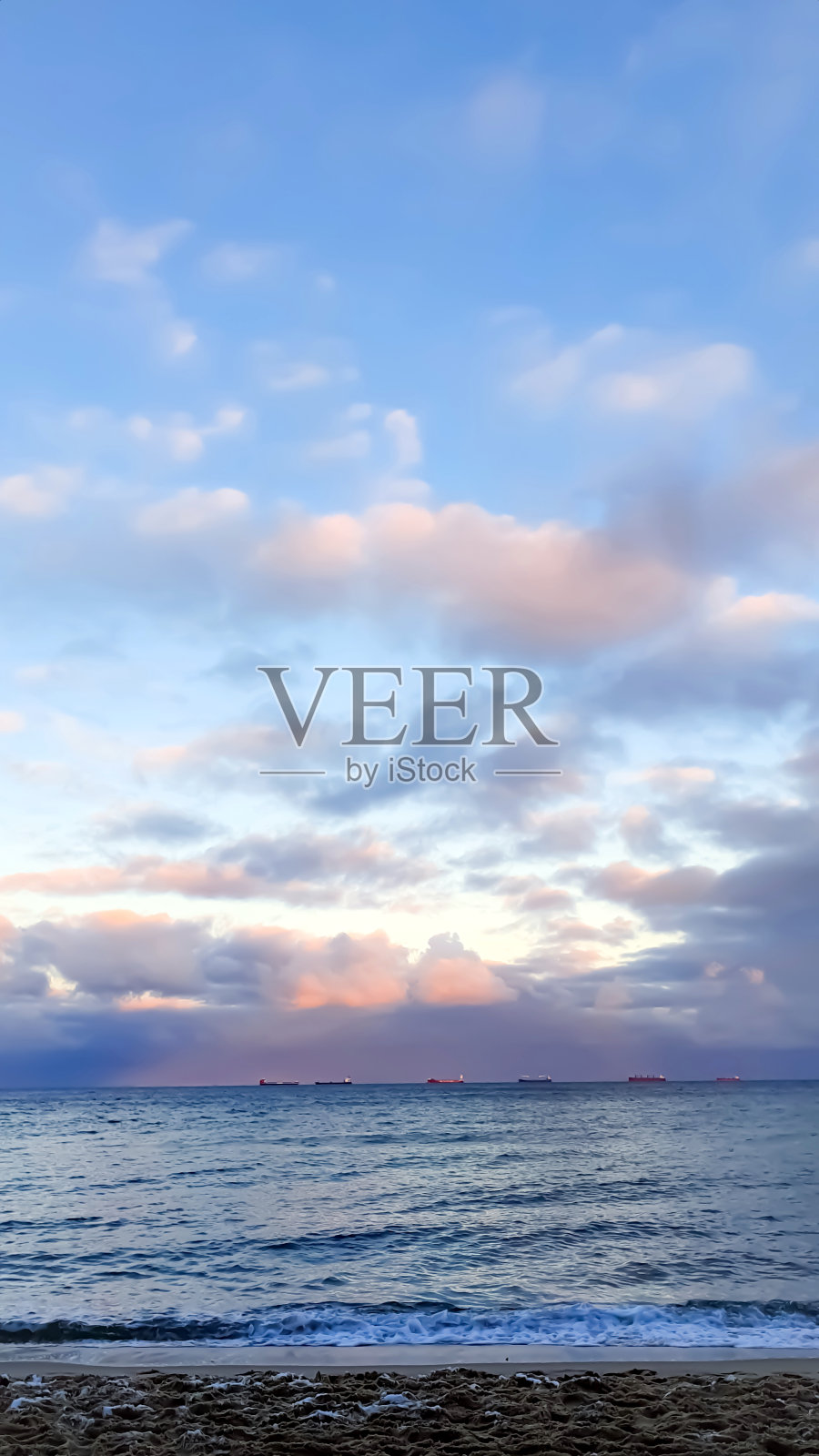 波兰海边美丽的水和天空照片摄影图片