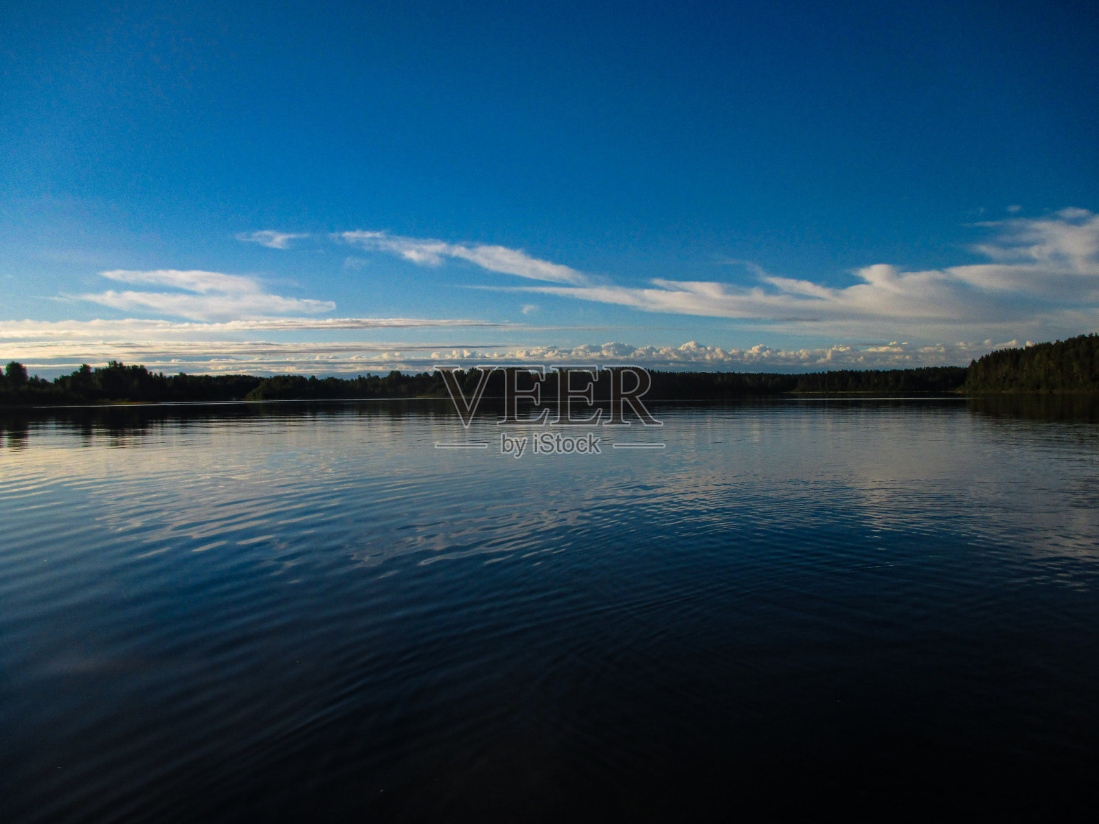 蓝色的湖照片摄影图片