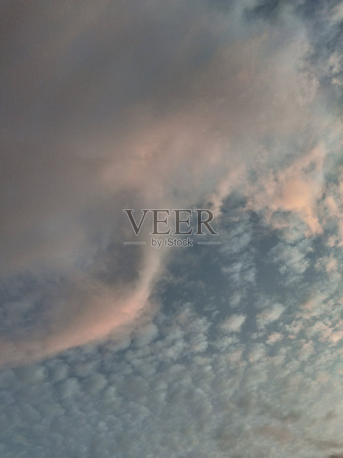 美丽的高积云可见在傍晚的天空照片摄影图片