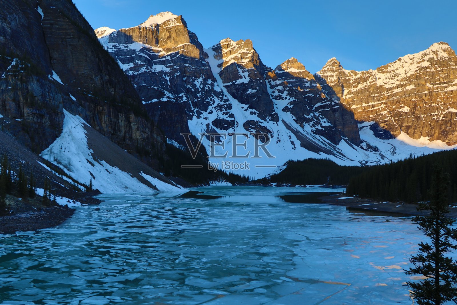 美丽的早晨,日出在冰碛湖。穿越加拿大不列颠哥伦比亚省的班夫和贾斯珀国家公园的奇妙之旅。温哥华美妙的一天。加拿大有这么多的动物和山脉,真是一个美丽的自然。照片摄影图片