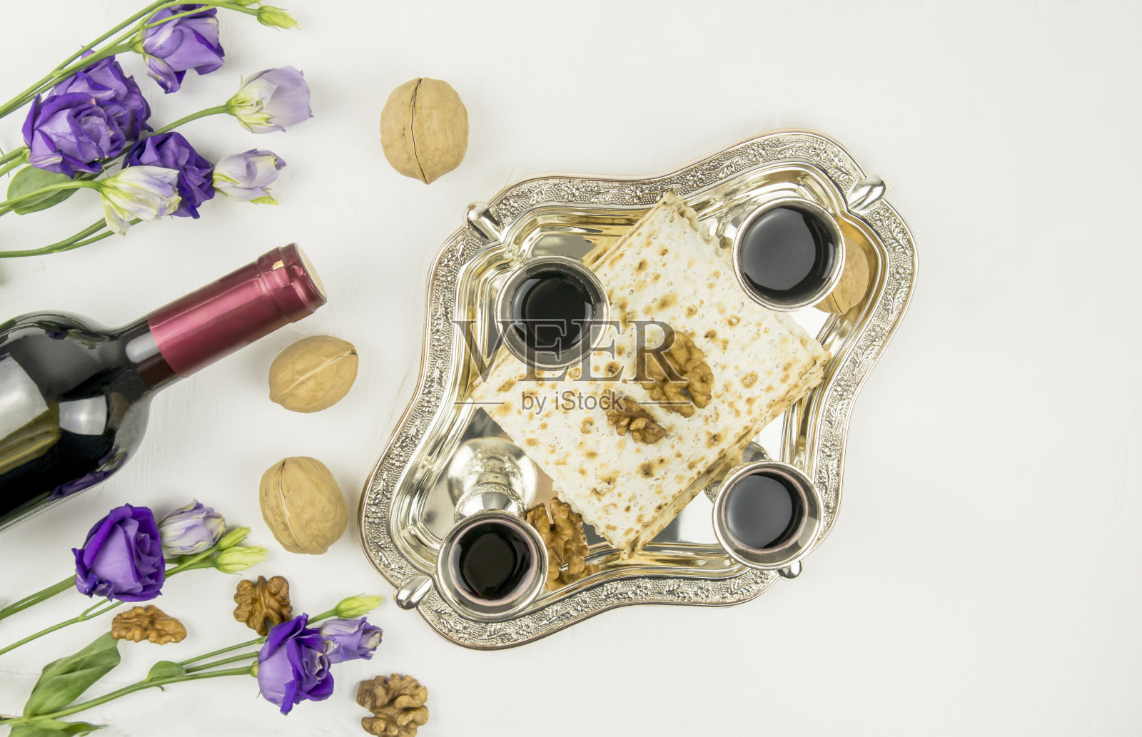 犹太逾越节的节日背景。节日的传统美食。前视图。平面布局。白色背景。照片摄影图片