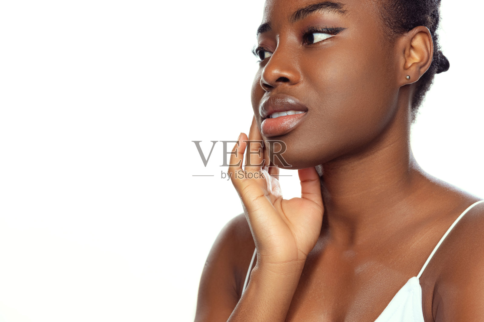 年轻漂亮的黑皮肤的女人的特写肖像没有化妆孤立在白色的工作室背景。自然美景的概念。照片摄影图片