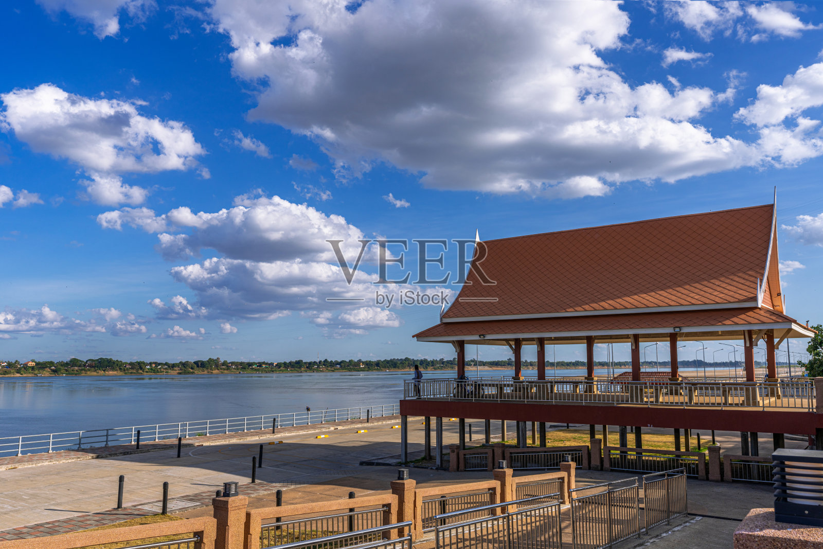 泰国那空拍侬省的湄公河观景亭照片摄影图片