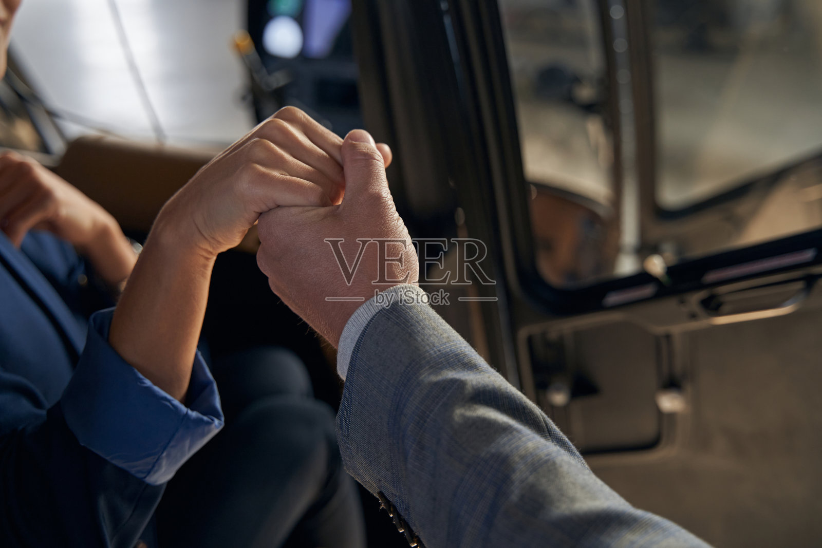 飞行员协助乘客从直升机降落照片摄影图片