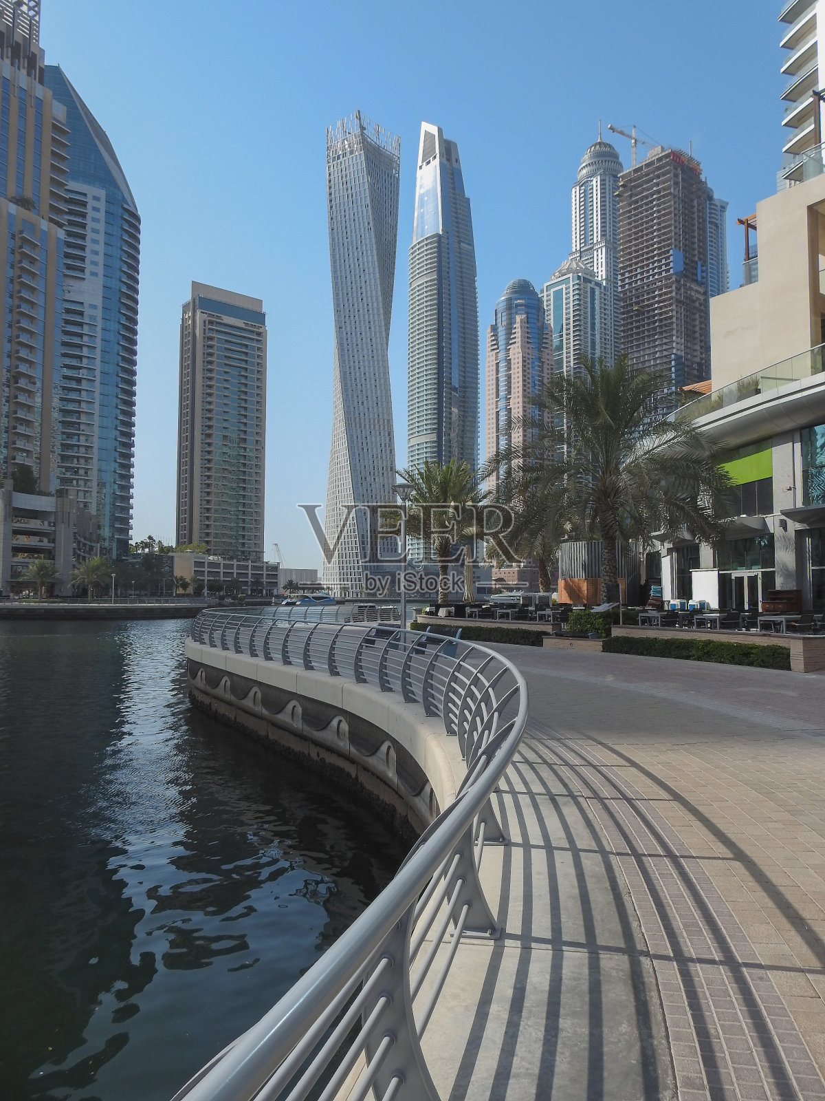 迪拜码头摩天大楼与步道照片摄影图片