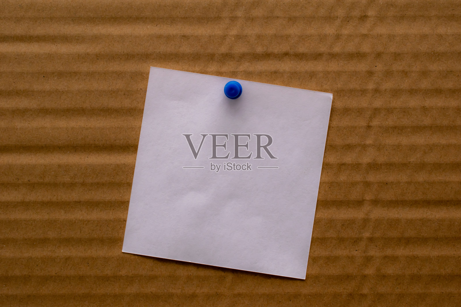 用回形针别在布告栏上的空白便条。照片摄影图片