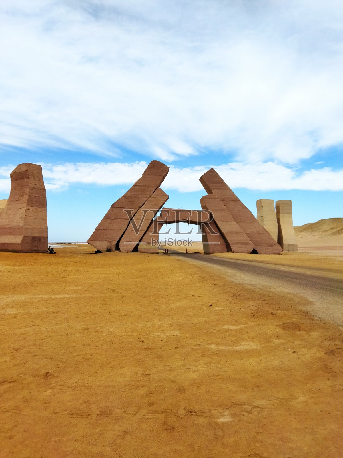 沙漠中的一条路照片摄影图片