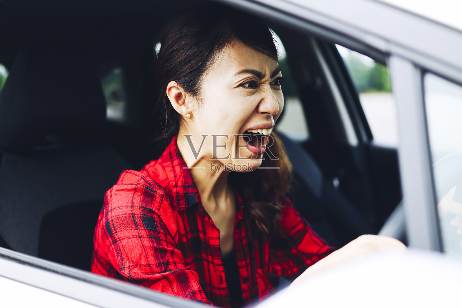 亚洲女司机和麻烦照片摄影图片